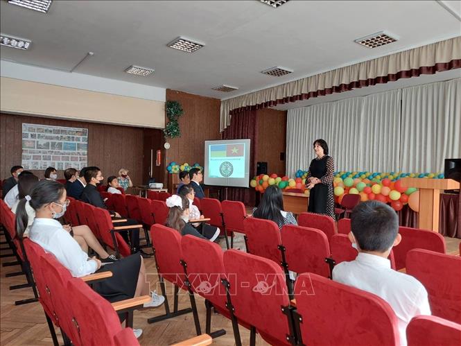Vietnamese class opens at High School named after President Ho Chi Minh in Ukraine